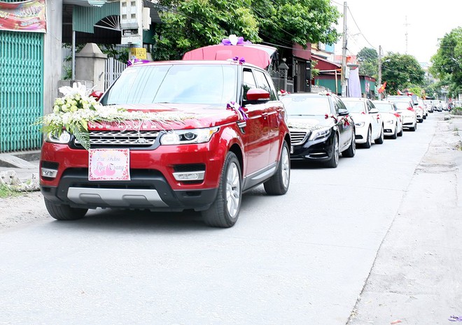 Trong những ngày vừa qua cộng đồng mạng khá sôi sục trước hình ảnh đoàn xe sang trang trí hoa cưới bắt mắt và rồng rắn nuối đuôi nhau trên các tuyến phố tại Hải Dương để tham dự buổi đám hỏi tại Quảng Ninh.
