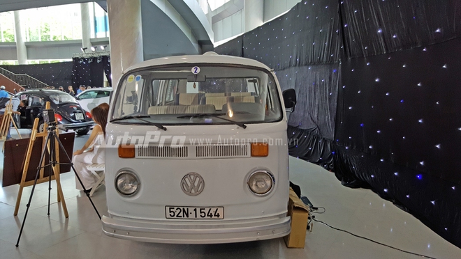 
Ngoài Volkswagen Beetle cổ, ngày hội còn có sự xuất hiện của chiếc Mini Bus được ưa chuộng vào thập niên 70-80 của thế kỷ trước. Ngày nay, những chiếc Volkswagen Mini Bus thường được độ lại để biến thành quán café hay quán ăn lưu động. Tại ngày hội DAS Volkswagen Fest 2016, xế cổ có nhiệm vụ làm nền cho khách tham quan chụp ảnh.
