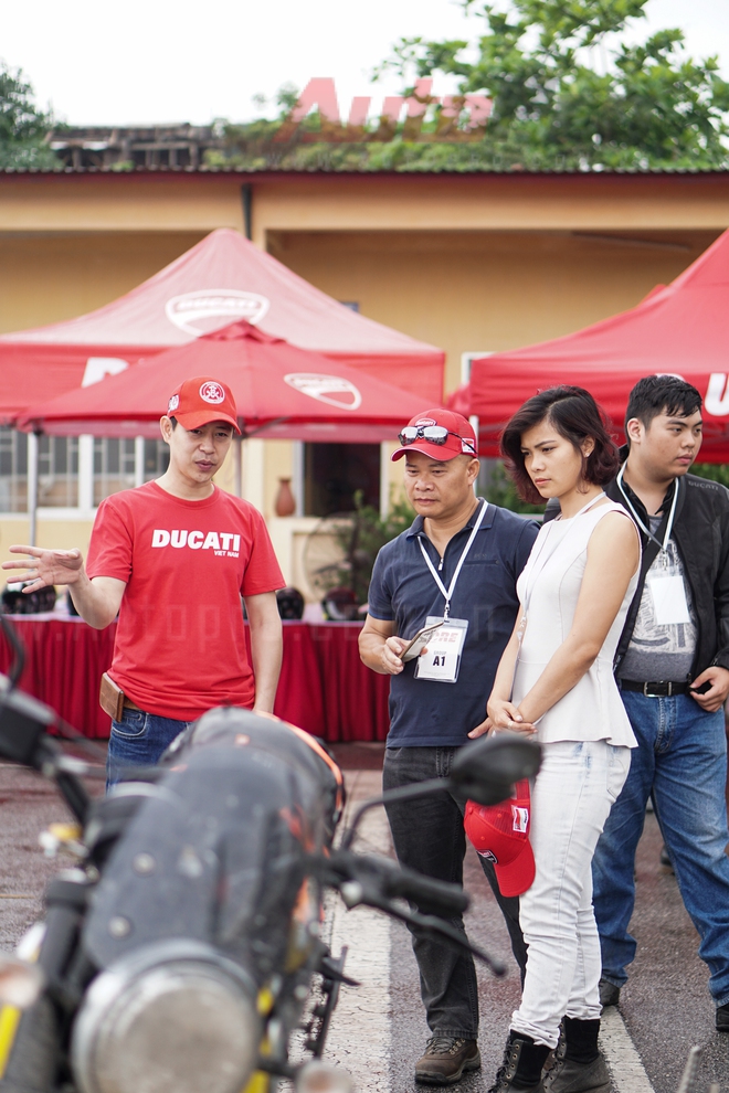 
Ở phía ngoài, các chuyên viên của Ducati cũng có những giới thiệu sát sườn cho các khách hàng.
