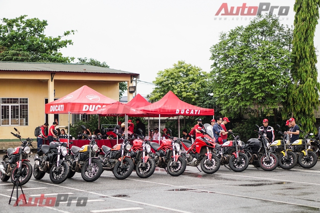 
Dàn xe Ducati gồm nhiều dòng như Scrambler, Sixty2, Monster, Diavel, Multistrada... xếp hàng chờ vào đường chạy.
