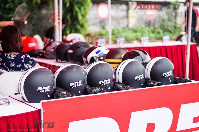 
Ducati Việt Nam chuẩn bị cả mũ bảo hiểm, giáp bảo hộ, găng tay... cho các học viên.
