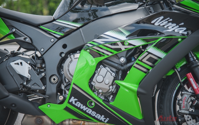 
Trái tim của Kawasaki ZX-10R 2016 là khối động cơ 4 xi-lanh thẳng hàng, DOHC, dung tích 998 phân khối, làm mát bằng dung dịch, sản sinh công suất cực đại 207 mã lực tại 13.000 v/ph, mô-men xoắn cực đại 113,5 Nm tại 11.500 v/ph.
