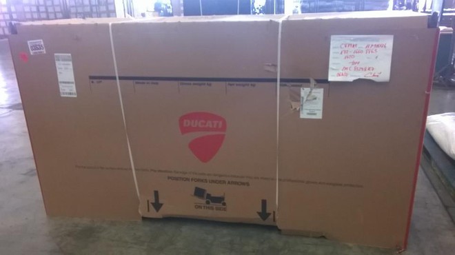 
Những hình ảnh teaser về thùng hàng đầu tiên được Ducati Việt Nam tung lên fanpage chính thức khiến người hâm mộ háo hức.

