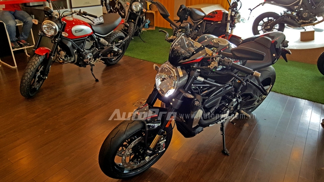 
Như vậy chỉ sau 8 tháng ra mắt các khách hàng trên toàn thế giới, quỷ vương trong dòng nakedbike của Ducati đã cập bến tại thị trường Việt Nam.
