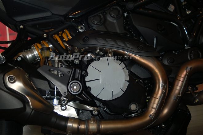 
“Trái tim” của Ducati Monster 1200 R là khối động cơ Testastretta 2 xi-lanh, nghiêng 11 độ, dung tích 1.200 phân khối, sản sinh công suất tối đa 160 mã lực tại vòng tua máy 9.250 vòng/phút và mô-men xoắn cực đại 131,4 Nm tại 7.750 vòng/phút.
