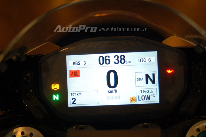 
Những điểm nhấn về trang bị khác của Ducati Monster 1200 R bao gồm màn hình màu TFT trên bảng đồng hồ đảm nhận nhiều thông số cũng như kết nối quan trọng của xe.
