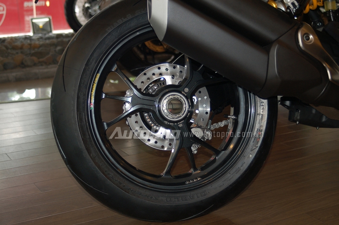 
Ducati Monster 1200R 2016 được trang bị vành hợp kim nhôm 17-inch 3 chấu thiết kế mới, đi kèm là lốp Pirelli Diablo Supercorsa SP có kích thước 120/70 cho bánh trước và 200/55 phía sau.

