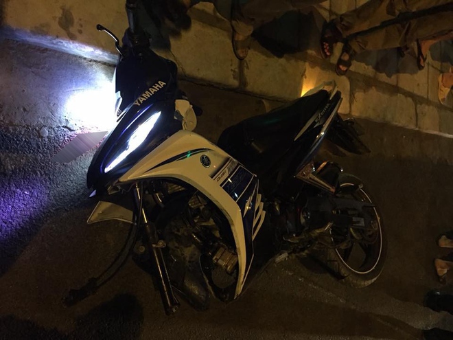 
Chiếc Yamaha Exciter 135 bị hư hỏng khá nặng trong vụ tai nạn vào tối qua.
