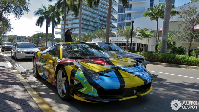 Một chiếc Ferrari 458 Spider xuất hiện tại South Beach, Miami, Mỹ, khiến nhiều du khách tham quan tại đây không khỏi bất ngờ.