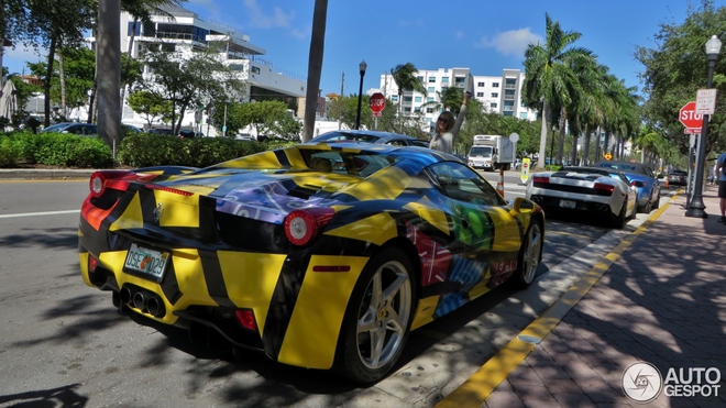 
Trong bộ áo tắc kè hoa đầy nổi bật siêu xe mui trần tạo nên sự nổi bật ngay trên phố, mặc cho đối thủ chính Lamborghini Gallardo Spyder cũng xuất hiện ngay trước mặt.
