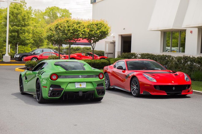 
Ferrari F12tdf phiên bản Verde Kers-Lucido và bên phải là bản tiêu chuẩn.
