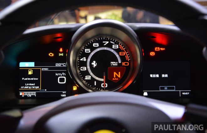 
Đồng hồ thiết kế thể thao quen thuộc trên Ferrari, ở giữa thể hiện tốc độ vòng tua máy, các cấp độ của số được thể hiện phía dưới góc phải. Đồng hồ bên trái thể hiện tốc độ của xe, nhiệt độ, lượng xăng.
