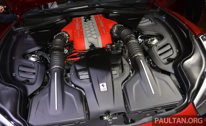 
Trái tim của Ferrari GTC4Lusso là khối động cơ V12, hút khí tự nhiên, dung tích 6,2 lít lấy từ đàn anh FF. Tuy nhiên, công suất tối đa của Ferrari GTC4Lusso là 680 mã lực và mô-men xoắn cực đại 697 Nm. Hai con số tương ứng của Ferrari FF là 651 mã lực và 683 Nm.
