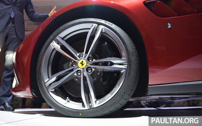 
Ferrari GTC4Lusso còn được trang bị hệ thống lái cầu sau với tính năng điều chỉnh trượt ngang, kết hợp cùng bộ vi sai điện tử và giảm chấn. Theo hãng Ferrari, những công nghệ này giúp GTC4Lusso kiểm soát tốt mô-men xoắn động cơ, ngay cả trên đường tuyết, trơn ướt hay có độ bám kém. Hiện chưa có giá bán dành cho chiếc Ferrari GTC4Lusso tại thị trường Viễn Đông.
