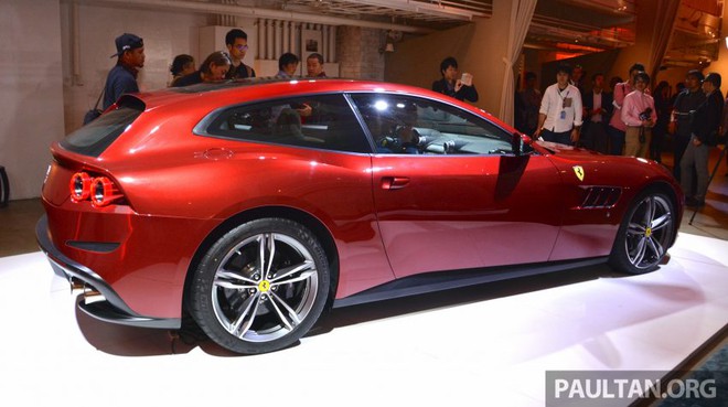 
Ferrari GTC4Lusso chính là phiên bản nâng cấp của chiếc FF nhưng được đổi tên hoàn toàn, ngoài ra, ngoại hình cũng được nâng cấp thêm một số chi tiết.
