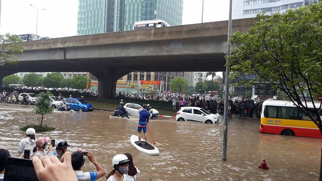 
Thậm chí trai Tây này còn chèo thuyền di chuyển trên phố.
