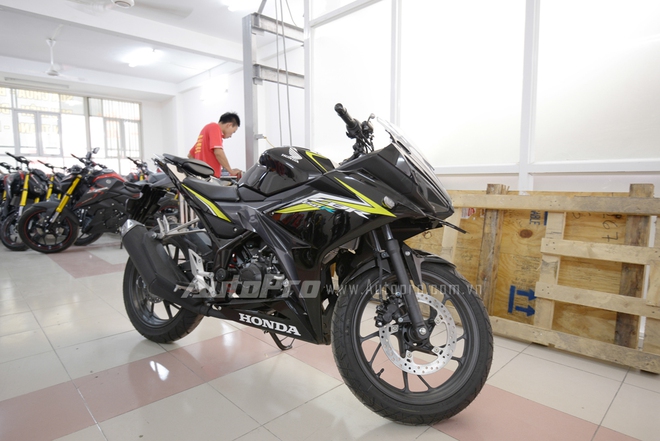 Vòng qua các tuyến đường An Dương Vương Quận 5 và Lê Văn Lương Quận 7, tại Sài Gòn có thể thấy 3 màu sắc tiêu chuẩn như trắng, đen và đỏ đều có hàng và mức giá cũng dao động từ 103 đến 110 triệu Đồng. Theo nhiều khách hàng xem xe, mức giá trên vẫn còn cao hơn so với dự định nên sẽ chờ động thái giảm giá của các đại lý tư nhân.