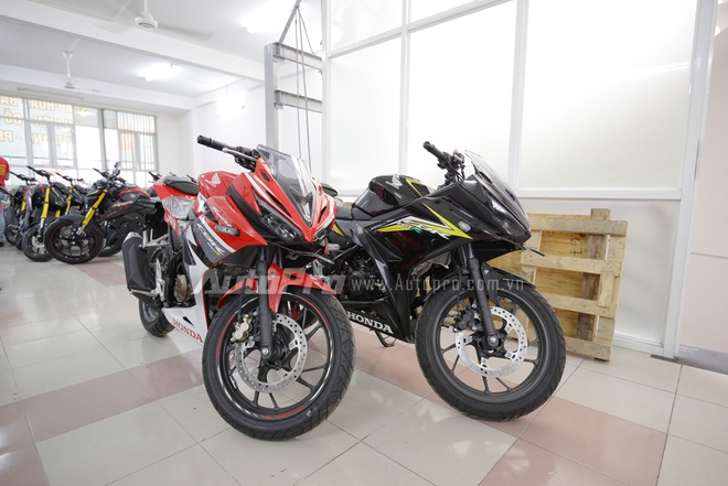 
Thế hệ mới của những chiếc sportbike cỡ nhỏ Honda CBR150R đang được các nhà nhập khẩu tư nhân tại Sài Gòn và Hà Nội rầm rộ đưa về nước trong vòng 2 tuần nay.
