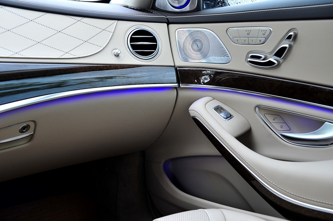 
Sự sang trọng của Mercedes-Benz S500L còn tới từ đèn viền nội thất Ambient Lightning.
