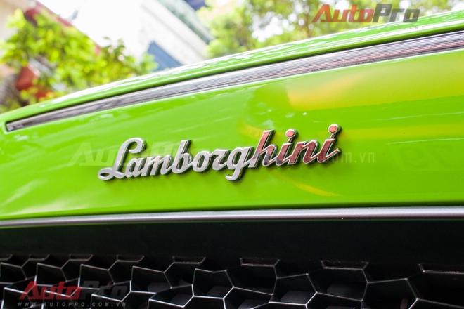 
Logo Lamborghini được in ở phía sau, ngay trên lưới tản nhiệt.
