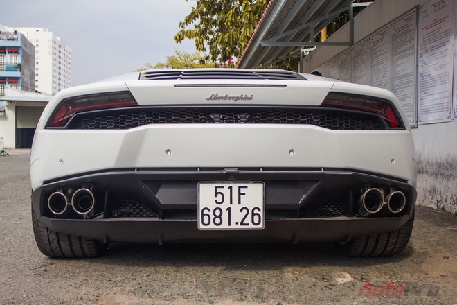 
Ngày 21/5, chiếc Lamborghini Huracan màu trắng chính hãng duy nhất tại Việt Nam (chiếc còn lại màu xám đã có chủ nhân vào năm ngoái) xuất hiện trên phố Sài thành với biển kiểm soát trắng tinh, mang hàm ý Lộc Phát Nhất Mãi Lộc, tuy nhiên, sau gần 5 ngày có biển số, siêu xe này vẫn chưa được chủ nhân cho đi đăng kiểm để hoàn tất các thủ tục lăn bánh trên phố.
