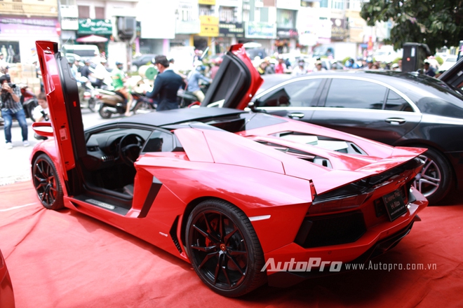 
Xuất hiện tại sự kiện, chiếc siêu xe Lamborghini Aventador Roadster độc nhất Việt Nam nhanh chóng trở thành ngôi sao.
