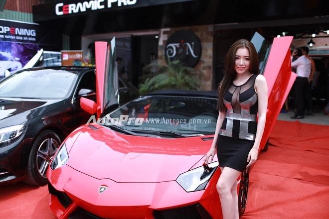 
Elly Trần diện váy xuyên thấu, khoe vòng 1 khủng, bên siêu xe Lamborghini Aventador Roadster.
