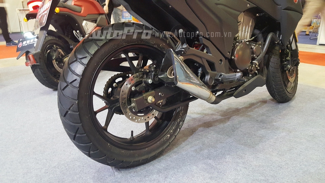 Phiên bản nhái Kawasaki Z1000 sử dụng cặp mâm đa chấu 17 inch, thiết kế thể thao, đi kèm là lốp trước có kích thước 110/70 và phía sau là 150/70. Motrac MT có kích thước tổng thể bao gồm chiều dài 2.020 mm, rộng 760 mm và cao 1.160 mm. Chiều dài cơ sở 1.330 mm, chiều cao yên xe tính từ mặt đất 780 mm.