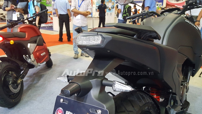 Tuy được xem là phiên bản nhái của chiếc Kawasaki Z1000, Motrac MT vẫn mang đến sự mất hứng cho người xem bởi thiết kế tổng thể xấu xí, đặc biệt là phần đuôi xe thiết kế khá thô. Cụm đèn hậu sử dụng công nghệ LED.