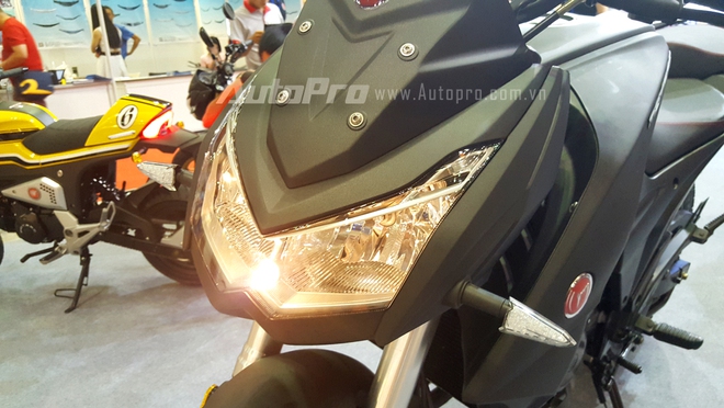 
Cụm đèn pha của Motrac MT có thiết kế tương tự như chiếc nakedbike thần thánh Kawasaki Z1000, trong đó, đôi mắt này sử dụng bóng halogen cho ánh sáng màu vàng và đi kèm ba chế độ bao gồm chiếu sáng ban ngày, đèn pha và cốt.
