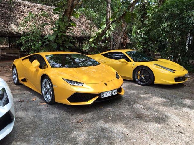 Ngoài bộ đôi Lamborghini Aventador, trong dàn siêu xe còn có ba chiếc Lamborghini Huracan LP610-4, trong đó chiếc màu vàng mang biển số tứ quý 8 thuộc sở hữu của đại gia phố núi Nguyễn Quốc Cường, hai chiếc còn lại mang ngoại thất xám ghi và trắng muốt thuộc diện nhập khẩu chính hãng với mức giá bán vào khoảng 14 tỷ Đồng.