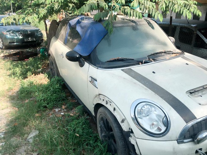 Mini Cooper bị bỏ rơi tại Hà Nội.
