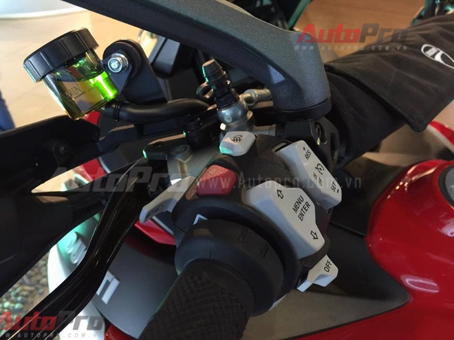 
Hàng loạt nút điều khiển xuất hiện ở hai bên khiến những người chưa quen với dòng sản phẩm này có phần bỡ ngỡ và hơi choáng. Một số công nghệ nổi bật như hệ thống đo lường lực quán tính (IMU), Ducati Traction Control (DTC), Ducati Wheelie Control (DWC) và hệ thống treo bán tự động Ducati Skyhook Suspension (DSS) Evolution với độ dài hành trình nhún 200mm. Chế độ điều khiển tốc độ bằng điện tử và hệ thống Ducati Multimedia System (DMS) giúp cho người lái có thể kết nối chiếc xe với điện thoại thông minh đồng thời điều khiển những chức năng chính (nghe gọi thoại, nhắn tin, điều khiển âm thanh…) thông qua màn hình TFT ngay phía trên tay lái.
