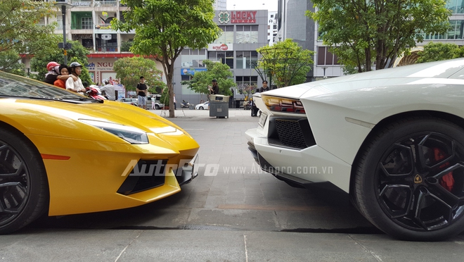 
Bên trong khoang lái Aventador chính hãng phối hai tông màu vàng đen đối lập nhau.
