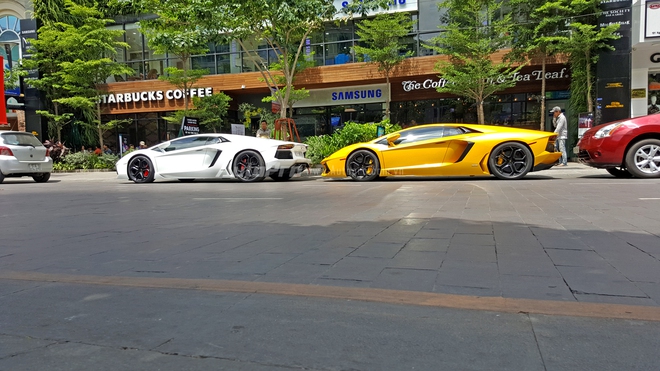 Vào sáng hôm qua, ngày 22/5/2016, cánh săn ảnh tại Sài thành bắt gặp siêu xe Lamborghini Aventador LP700-4 chính hãng duy nhất tại thị trường Việt Nam lăn bánh trên phố.