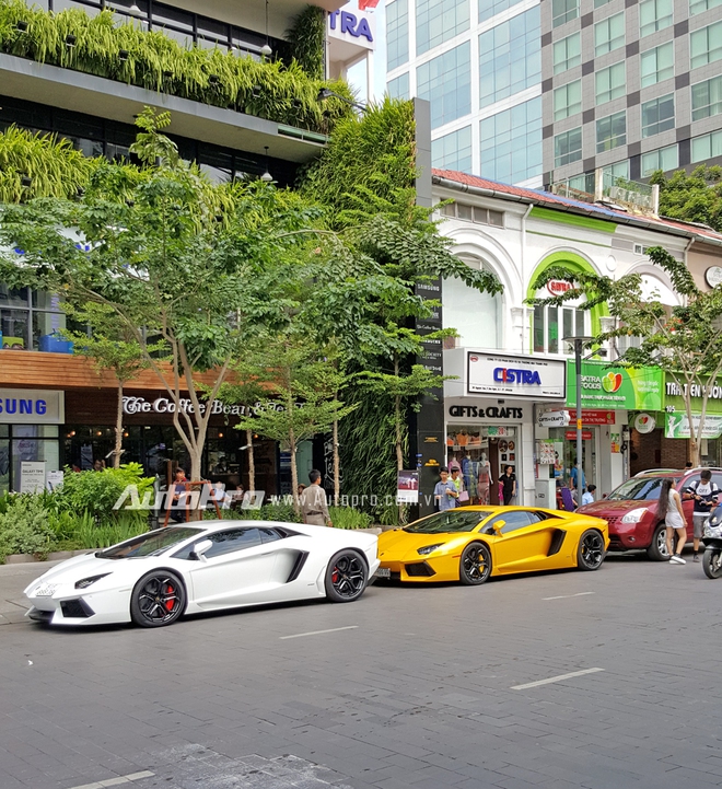 
Trong lần xuất hiện đầu tiên trên phố, siêu xe Aventador chính hãng sánh đôi cùng người bạn đã cập bến thị trường Việt Nam cách đây bốn năm. Vẻ đẹp của bộ đôi Lamborghini Aventador khiến nhiều người dân lưu thông trên phố đi bộ Nguyễn Huệ không khỏi choáng ngợp.
