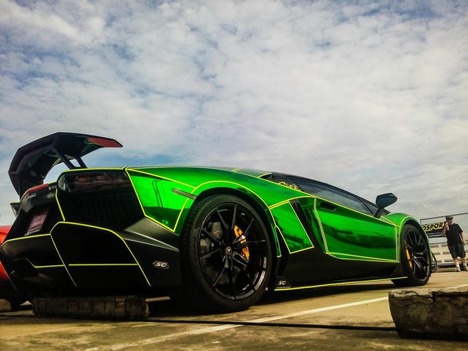 
Lamborghini Aventador Roadster được trang bị cặp la-zăng 5 chấu kép hình chữ Y thế thao hơn. Tuy nhiên, xe vẫn sử dụng động cơ V12, dung tích 6,5 lít, sản sinh công suất tối đa 700 mã lực và mô-men xoắn cực đại 690 Nm. Sức mạnh được truyền tới cả bốn bánh thông qua hộp số tự động 7 cấp ISR. Nhờ đó, xe có thể tăng tốc từ 0-100 km/h trong 2,9 giây trước khi đạt vận tốc tối đa 349 km/h.
