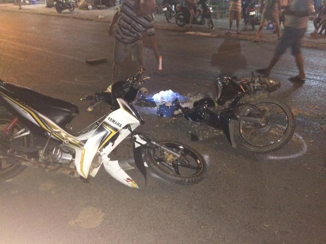 Hà Giang: Kinh hoàng xe máy nát bét sau tai nạn với xe tải