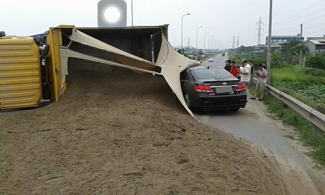 
Xe tải chở cát va chạm với Toyota Camry.
