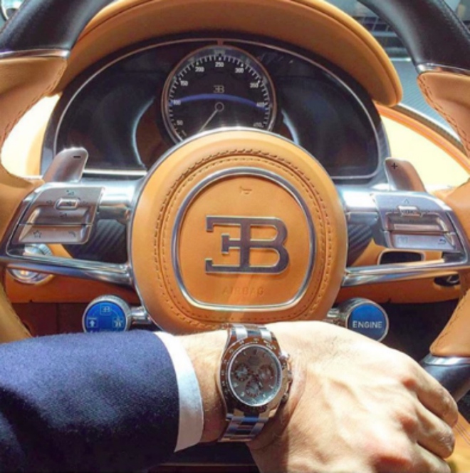 
Qúy ông lịch lãm với đồng hồ Platinum Rolex Daytona trong khoang lái Bugatti Chiron. Với bước nhảy vọt về công nghệ tích hợp gồm hệ thống đèn công nghệ LED siêu phẳng, nội thất xe Bugatti sử dụng chất liệu cao cấp gồm ga, sợi carbon và nhôm, Chiron là chiếc xe đầu tiên trên thế giới gắn túi khí có thể nổ bung qua lớp sợi carbon để bảo vệ chủ nhân. Siêu xe Bugatti Chiron có giá 2,6 triệu USD (gần 60 tỉ đồng).

 

 

 
