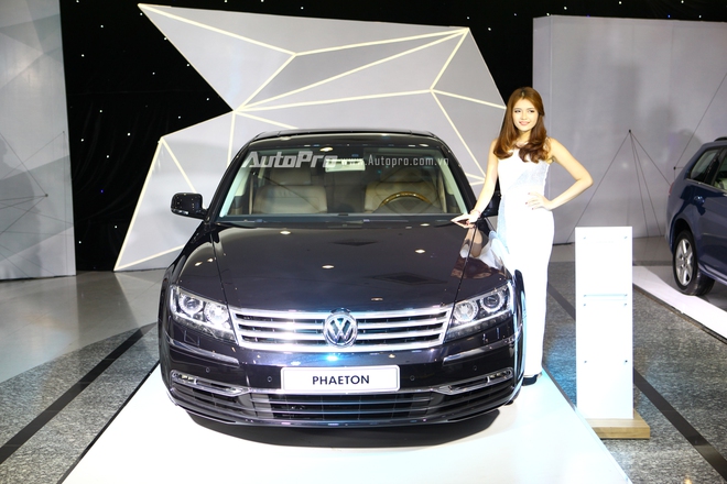 
Ngoài Passat 2016, Volkswagen Việt Nam còn đem chiếc sedan cỡ lớn Phaeton đã bị khai tử tại Anh và Mỹ về Việt Nam để phục vụ lễ hội. Nếu khách hàng Việt có nhu cầu mua, Volkswagen sẽ phân phối chính hãng Phaeton với giá 3,038 tỷ Đồng.
