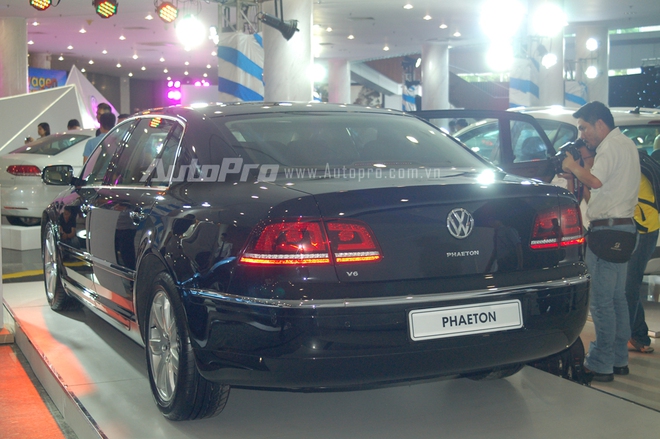 
Volkswagen trình làng chiếc xe sang cỡ lớn Phaeton lần đầu vào năm 2002 tại triển lãm Geneva, khi đó mẫu xe này sinh ra nhằm cạnh tranh với các ông lớn như BMW 7 Series, Audi A8, Lexus LS hay Mercedes S-Class.
