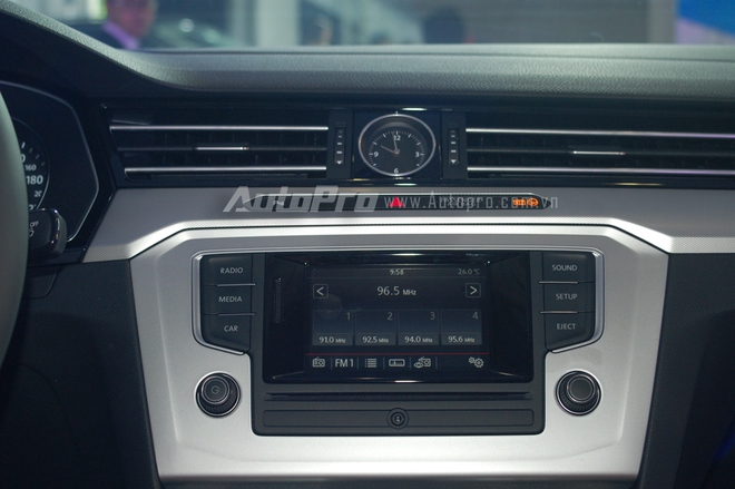 
Ngoài ra, xe còn sở hữu thêm hệ thống thông tin giải trí mới nhất có tên gọi MIBII và cũng là nền tảng cho hệ thống thông tin của hãng với các ứng dụng kết nối bao gồm cả Apple CarPlay, Android Auto và Mirror Link.
