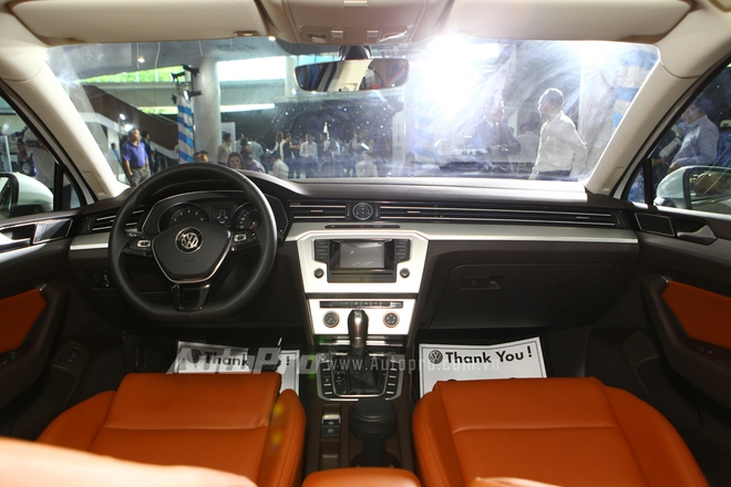 
Thế hệ thứ 8, Passat có diện tích khoang lái rộng hơn mang đến cảm giác thoải mái cho cả người lái lẫn hành khách trên xe.
