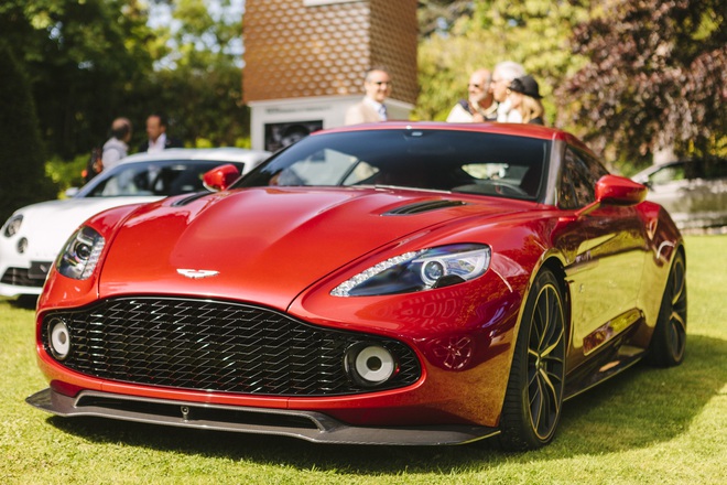 
Ngày hội còn xuất hiện một chiếc xe concept đầy ý nghĩa cho mối hợp tác lâu năm của hãng siêu xe Aston Martin và phù thủy Zagato. Được biết đây là con lai thứ 5 của hãng siêu xe Anh Quốc và nhà thiết kế đến từ Ý.
