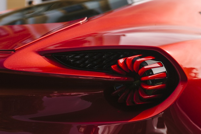 
Hiện chưa có nhiều thông số về động cơ, chỉ biết rằng con lai của Aston Martin và Zagato sử dụng động cơ V12 hút khí tự nhiên 5.9 lít, sản sinh công suất cực đại 591 mã lực.
