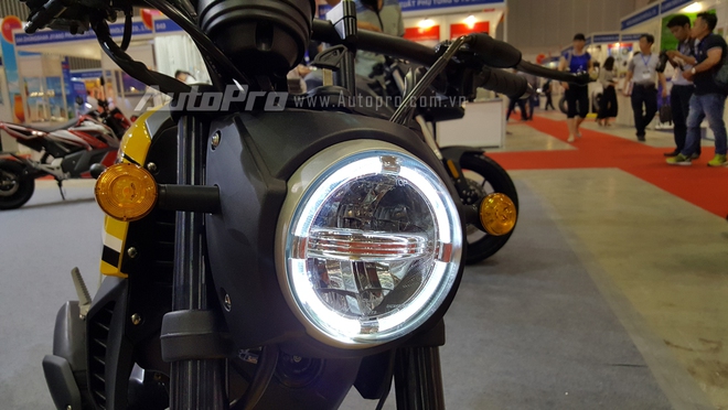 Các chi tiết như đèn pha LED, cụm đồng hồ tròn, hay dàn áo đều y đúc như chiếc mô tô 800 phân khối của Ý. Motrac Urban M6 sử dụng động cơ 4 thì, xy-lanh đơn, dung tích 50 phân khối. Tại thị trường nước ngoài, Motrac Urban M6 có giá bán gần 2.175 Euro, tương đương 55 triệu Đồng.