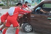 Cầu thủ U22 Việt Nam 'giải cứu' chiếc xe gặp sự cố khó đỡ, mắc kẹt vì cống thoát nước