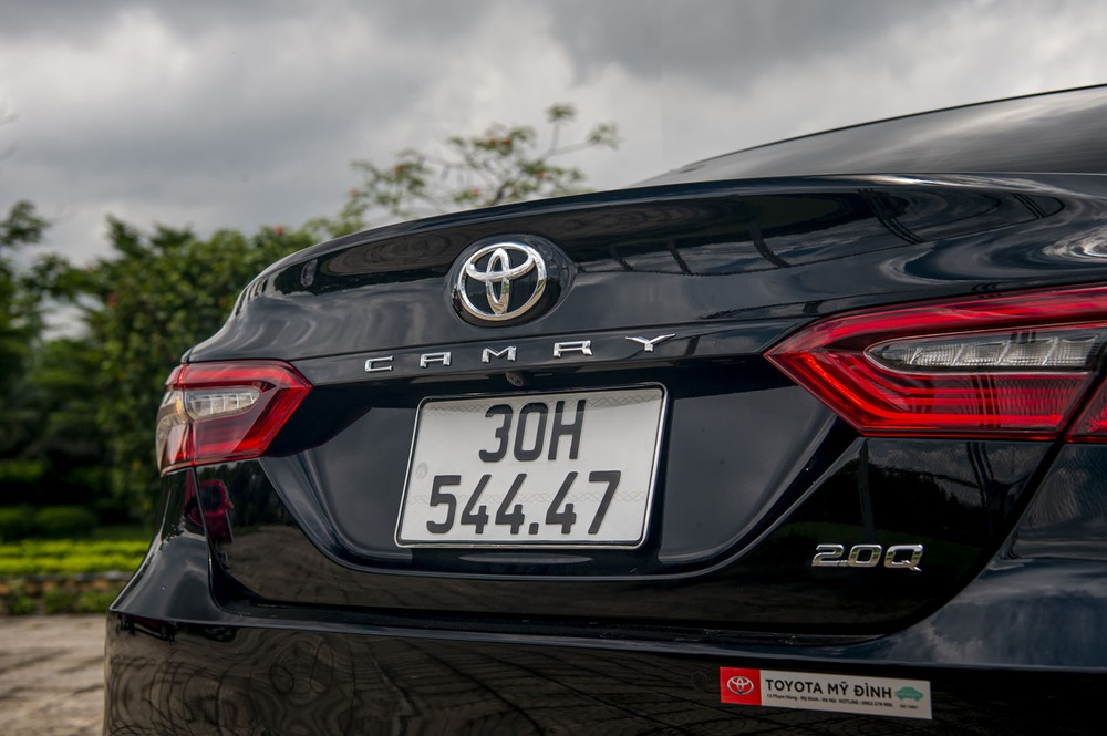 Chốt Toyota Camry trong 15 phút, Giám đốc 8X đánh giá: ‘Ngồi sau sướng thật, cầm vô lăng còn bất ngờ hơn’ - Ảnh 19.