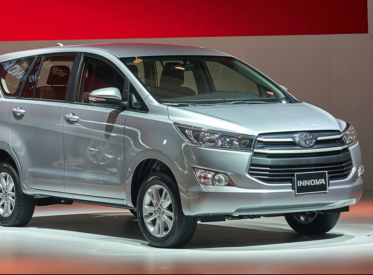 Toyota Innova 2016 cháy hàng, khách mua xe chờ dài